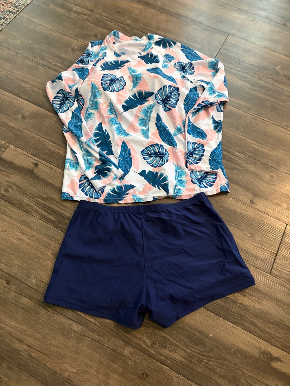 This two piece rash guard for women is designed